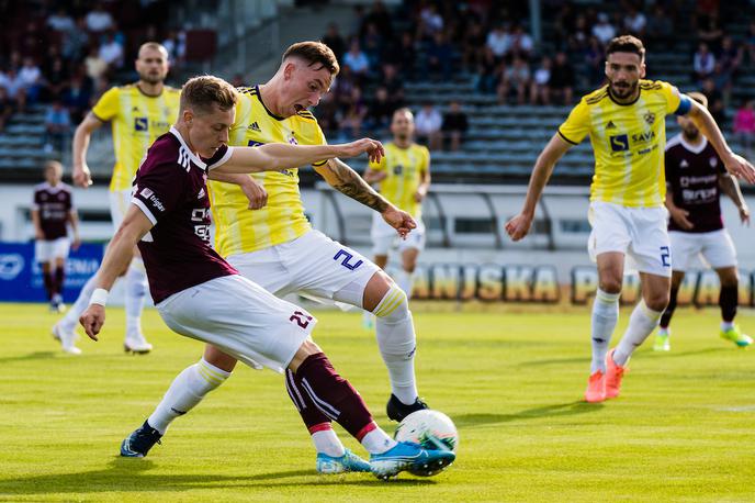 NK Triglav NK Maribor | Maribor je v zadnjih minutah strl odpor hrabrega Triglava, ki je dolgo vodil, nato pa ostal praznih rok. | Foto Grega Valančič / Sportida