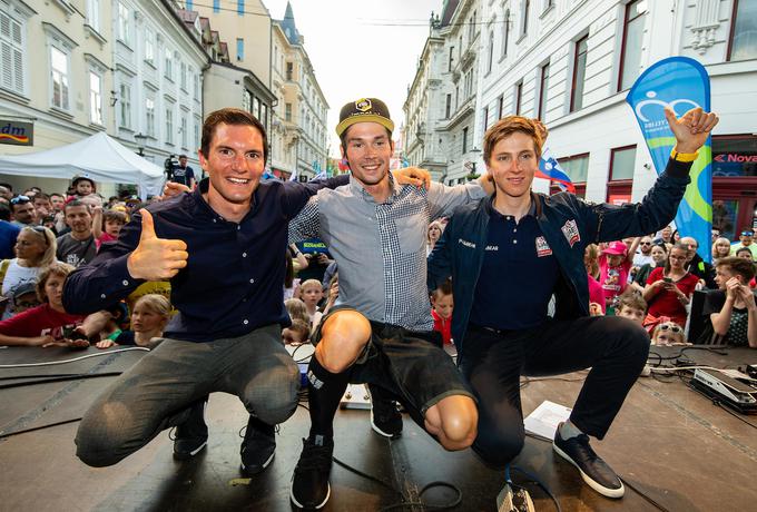 Slovenskim kolesarskim asom Polancu, Rogliču in Tadeju Pogačarju so slovenski ljubitelji kolesarstva v Ljubljani pripravili bučen sprejem. | Foto: Vid Ponikvar/Sportida