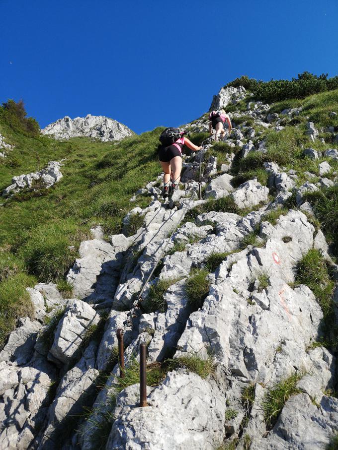 Zadnje dobre pol ure moramo malo "poplezati", a ni nevarno, saj si pomagamo z jeklenicami. | Foto: Matej Podgoršek