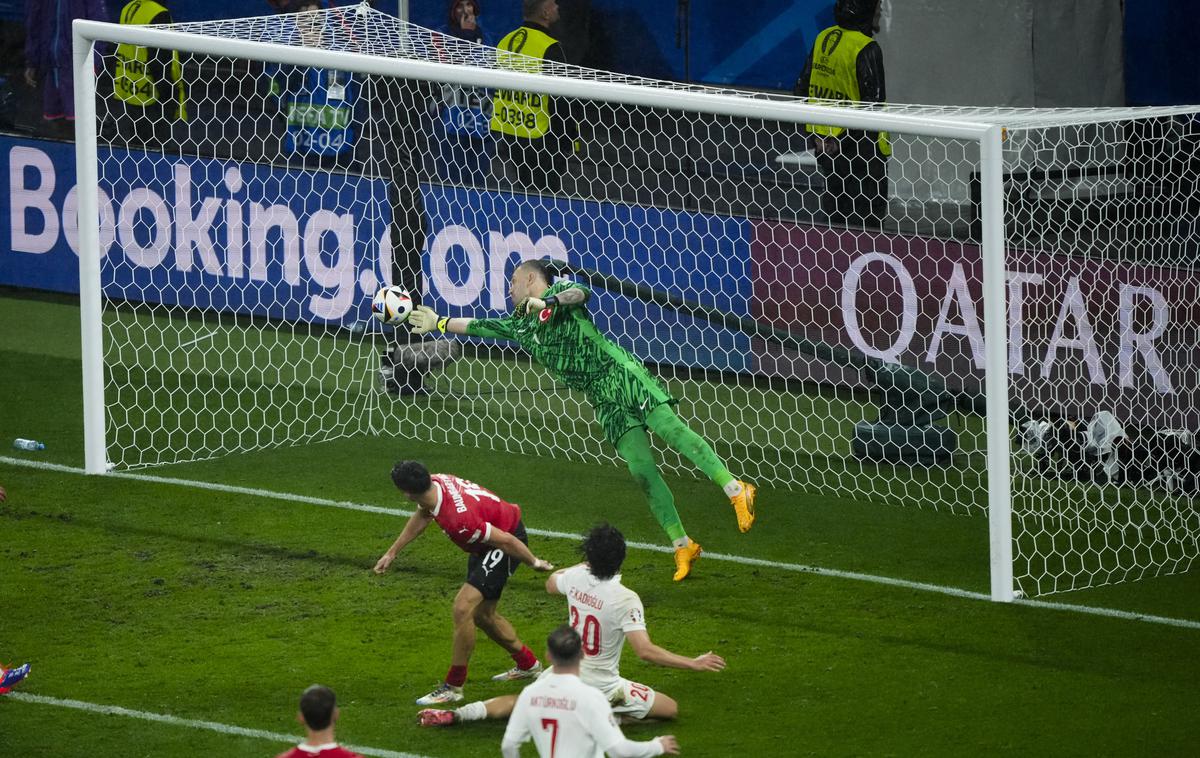 Mert Günok | Mert Günok je v zadnjih sekundah tekme osmine finala poskrbel za izjemno obrambo in Avstrijcem preprečil izenačenje, Turkom pa priskrbel četrtfinalno vozovnico. | Foto Guliverimage