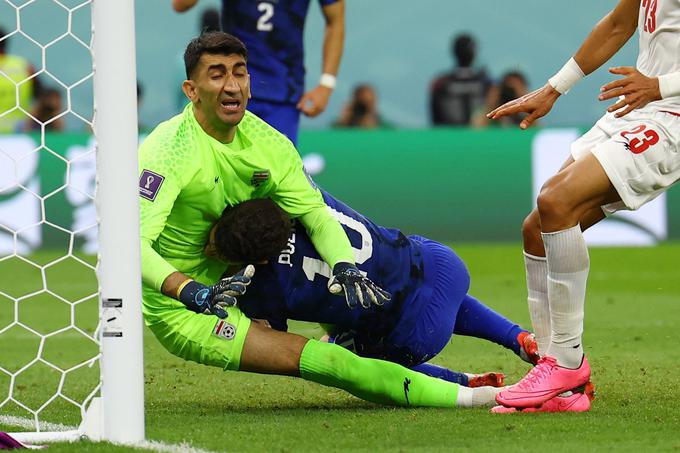 Christian Pulisic je ob zadetku grdo trčil z iranskim vratarjem. Zatem je odšepal z igrišča, ob koncu polčasa pa se ni več vrnil na zelenico. | Foto: Reuters