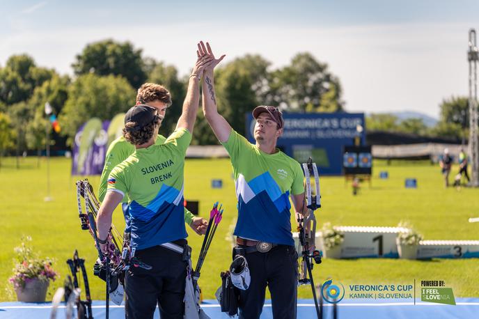 Veronikin pokal 2024, lokostrelstvo | Aljaž Matija Brenk, Tim Jevšnik in Staš Modic je v finalu ekipne tekme s sestavljenim lokom v Arboretumu Volčji Potok v okviru domačega Veronikinega pokala zasedla prvo mesto.  | Foto Miro Hrlaković