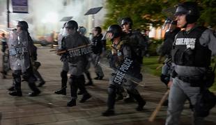 V Louisvillu novi protesti proti policijskemu nasilju, dva policista ranjena #video