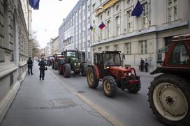 Protestni shod Sindikata kmetov Slovenije. Traktor, kmet, protest.