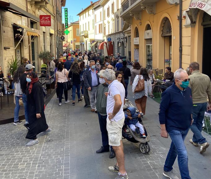 V Italiji ljudje v večini nosijo maske tudi zunaj. | Foto: Jaka Lopatič