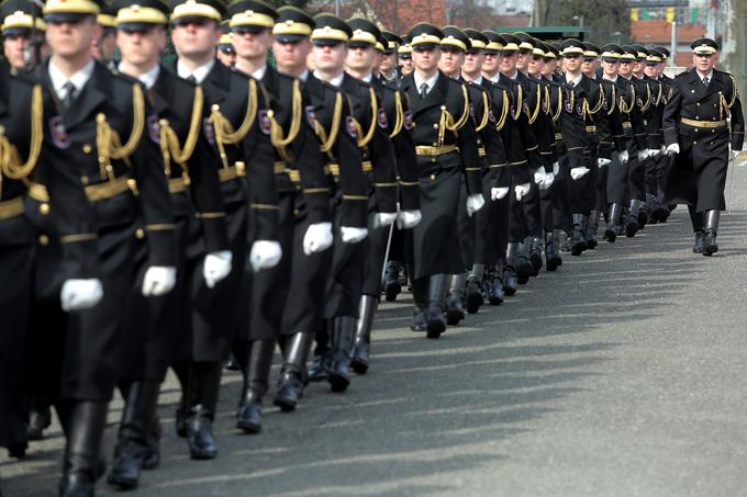 V družbenih medijih so zakrožili posnetki, s katerih je razvidno, da so mimoidoči pripadnike SV ozmerjali z izdajalci. | Foto: STA ,