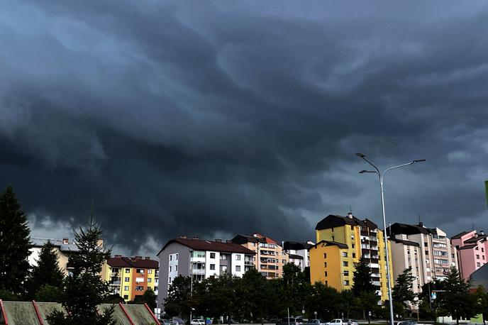 Nevihta | Ob popoldanskih krajevnih plohah in nevihtah lahko tudi narastejo posamezni hudourniški vodotoki in manjše reke. Verjetnost za to je večja v severni Sloveniji. | Foto Matic Tomšič