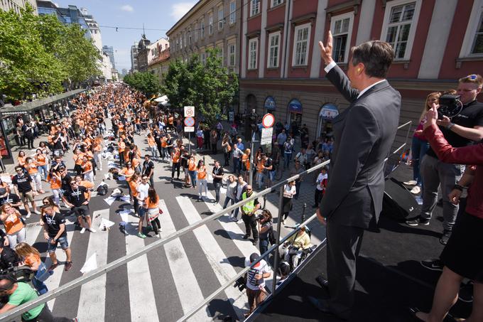 Malo pred 12. uro je dijake na Slovenski cesti pozdravil tudi Borut Pahor. | Foto: STA ,