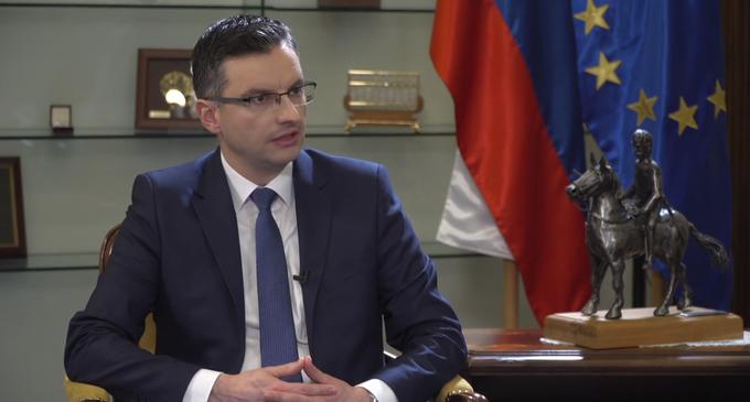 Predsednik vlade Marjan Šarec je v pogovoru z voditeljem oddaje Argument Mirkom Mayerjem pojasnil, da se ob medijskih zapisih, da je Luka Dončić slovenske politike, samo nasmeji. | Foto: Planet TV