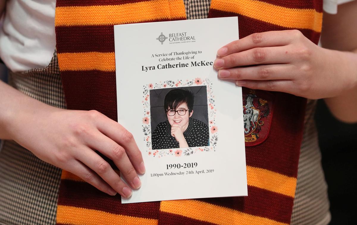 Lyra McKee | 29-letna McKeejeva je bila ustreljena v glavo med izgredi 18. aprila. Odgovornost za njeno smrt je prevzela Nova Ira, ki se je zanj tudi opravičila in sporočila, da so bili streli namenjeni policiji.  | Foto Reuters