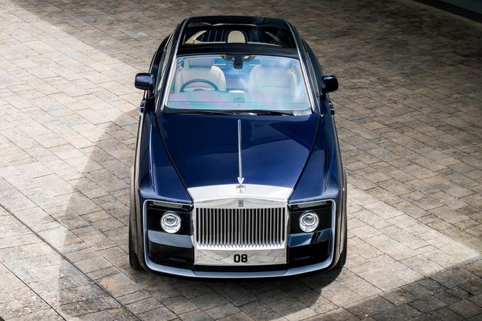 Rolls-Royce Sweptail na sodoben način in s skrbno izbranimi materiali ter izjemnim oblikovanjem pooseblja dediščino popolnosti ročnega dela karoserijskih mojstrov (coachbuilt), ki so ekskluzivnost znamke na krilih ročnega dela in popolne prilagodljivosti željam kupca pri tej znamki začrtali že zelo zgodaj, v 20. in 30. letih prejšnjega stoletja. Rolls-Royce od takrat izpolnjuje tudi povsem individualne želje najpetičnejših kupcev. | Foto: Rolls Royce