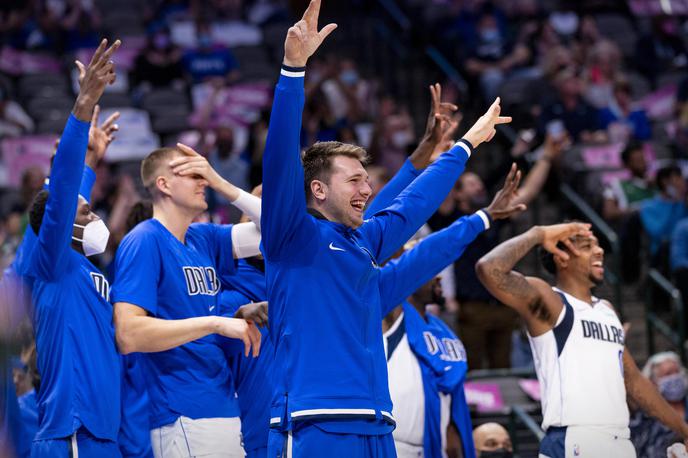 Luka Dončić | Luka Dončić se je veselil trojk Bobana Marjanovića. | Foto Guliverimage