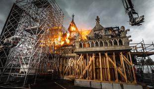 Neverjetna resnična zgodba, ki se je še danes spominjamo vsi, zdaj tudi na filmskih platnih: Notre-Dame v plamenih