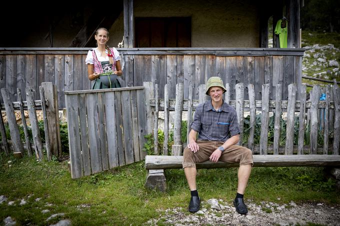 Metka in Blaž Marinč sta po duši športnika, ljubitelja narave in gora. Pravijo, da sta planini vdahnila novo življenje, kar boste ob obisku začutili tudi sami. Metka in Blaž povezujeta ljudi in ustvarjata skupnost. Družita se s sosedom Jožetom in drugimi začasnimi prebivalci planine, ki so nastanjeni v bližnjih kočah, ki so v zasebni lasti. Ko je bilo na planini veliko ljudi, so bili povezana skupnost, eden je kuhal za vse.  | Foto: Ana Kovač