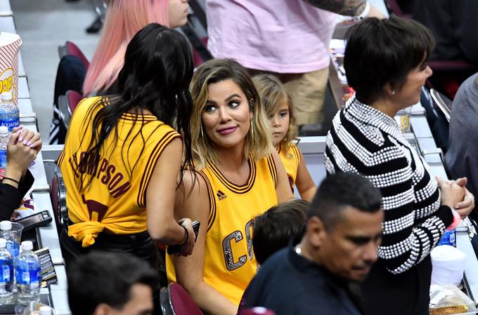 Khloe naj bi bila zelo prizadeta in si ne želi ostati v Clevelandu pri Tristanu, a nima izbire, saj je visoko noseča in ne sme leteti. | Foto: Getty Images