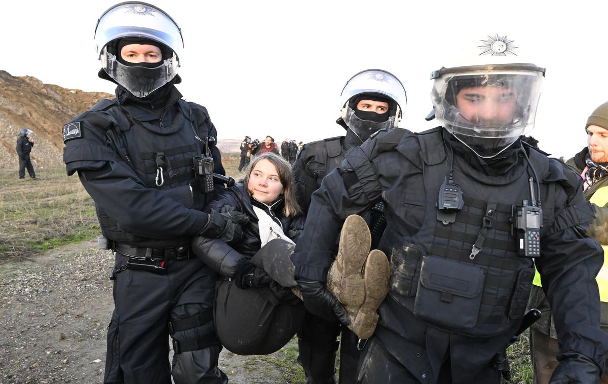 Greta Thunberg | Fotografija prikazuje prisilno odstranitev Grete Thunberg s protesta v Nemčiji januarja 2023.  | Foto Guliver Image