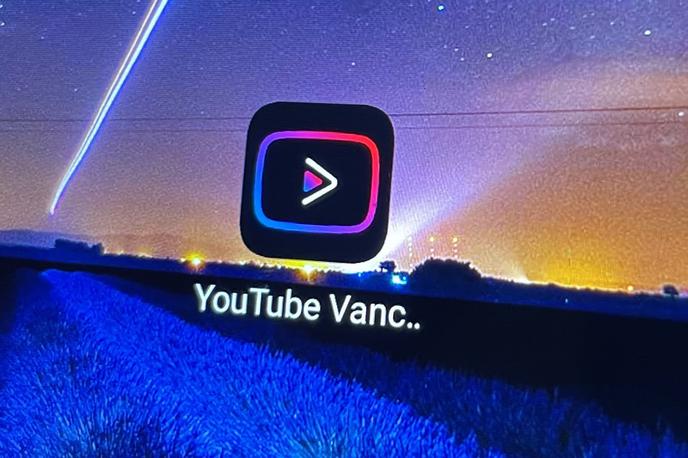 YouTube Vanced | Ime YouTube Vanced je besedna igra. Vanced je del besede "advanced", ki je angleški izraz za "napredno", črki "ad", ki manjkata, pa sta sicer tudi angleški izraz za oglas. Ime YouTube Vanced tako nakazuje, da gre za naprednejšo različico klasičnega YouTuba, ki pa je brez oglasov. | Foto Matic Tomšič