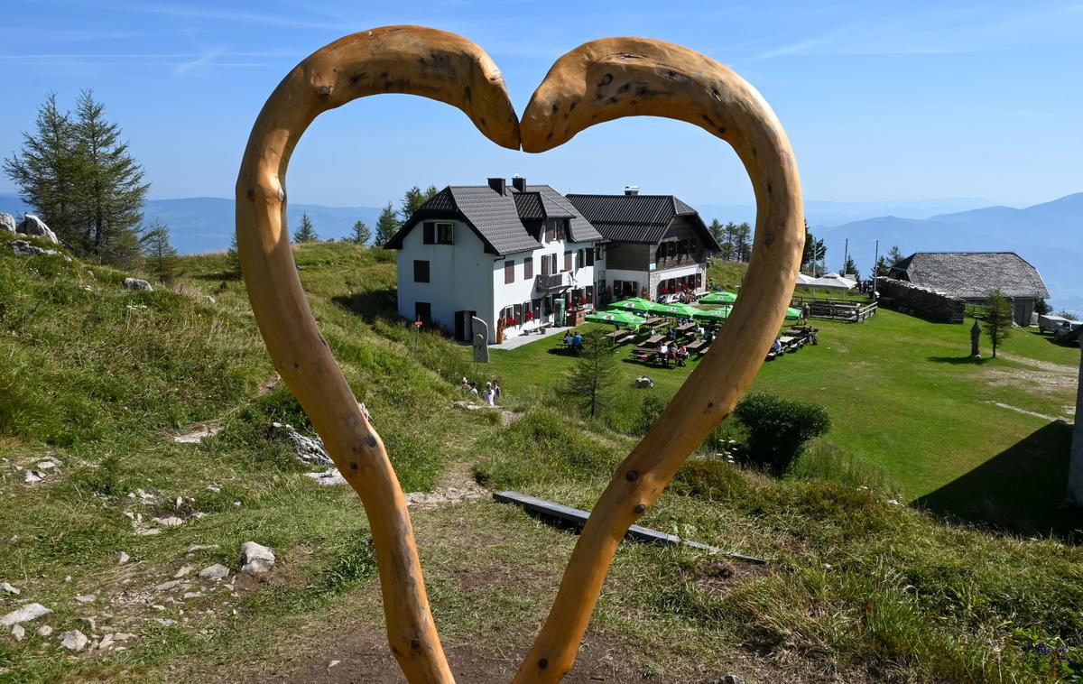 Uršlja gora | Tik pod vrhom Uršlje gore je planinski dom, ki je ob koncih tedna odprt tudi v zimskem času. | Foto Matej Podgoršek