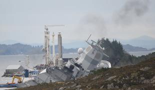 Na Norveškem po trčenju s tankerjem rešujejo fregato