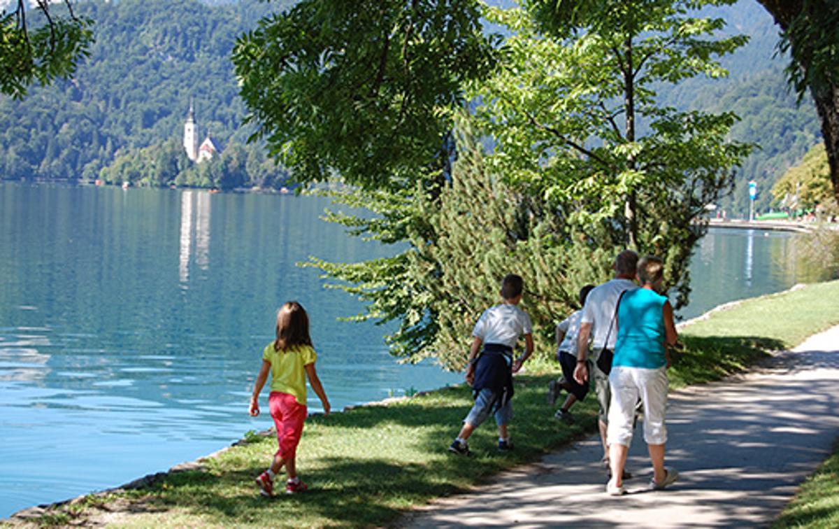 Bled Sava turizem | Ameriška medijska hiša CNN je v članku na svoji spletni strani Bled uvrstila med 25 najlepših krajev na svetu. Članek govori o "lesketajoči modri vodi, v kateri lebdi odsev Julijskih Alp, na sredini pa je otoček s cerkvico". Dodali so, da je to destinacija, ki jo je kljub gneči v poletnih mesecih vsekakor vredno obiskati.