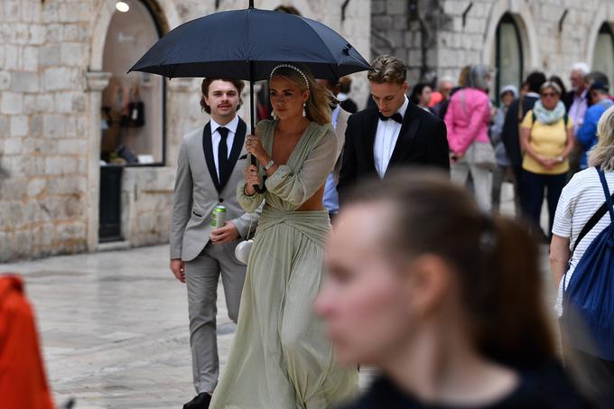 Poroka je potekala v krogu ožjih družinskih članov in prijateljev, med katerimi so bili tudi Liamovi sorojenci. | Foto: Guliverimage