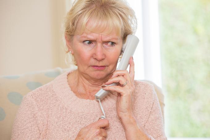 jezna mama babica na telefonu | Foto: Thinkstock