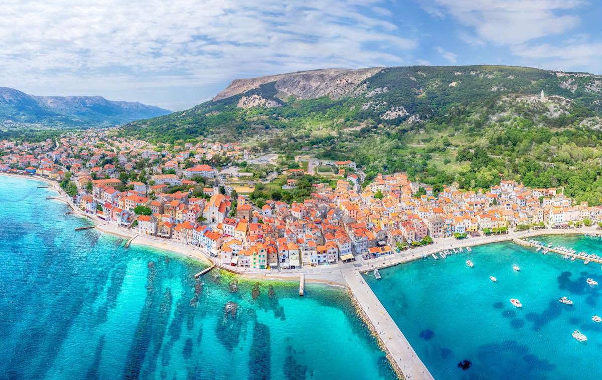 Krk, Baška, Hrvaška obala, Jadran, Jadransko morje | Enote lokalne samouprave na Krku so kljub velikim pritiskom zaradi turizma v poletnih mesecih dosegle 58 odstotkov ločeno zbranih odpadkov ter 22 odstotkov manj mešanih odpadkov na prebivalca glede na državno povprečje. Na fotografiji Baška na Krku. | Foto Shutterstock