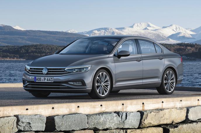 Volkswagen passat | To je prenovljeni volkswagen passat. Oblikovne spremembe so le malenkostne. Serijske so zdaj postale luči LED, prav tako ima po touaregu na voljo tudi matrični sistem žarometov LED. | Foto Volkswagen