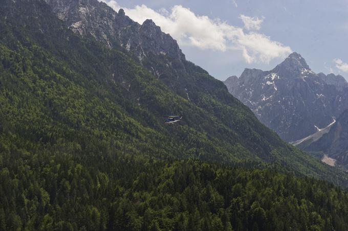 S prihodom helikopterja sta se jasno bistveno skrajšala odzivni čas reševalcev in čas transporta ponesrečenca v zdravniško oskrbo. Da, a treba je povedati, da gorsko reševanje s helikopterjem nedvomno spada med najskrajnejše, ekstremne oblike simbioze med človeškim znanjem, izkušnjami, pogumom in strojem. Med pilotom, letalskim tehnikom, gorskim reševalec in zdravnikom letalcem morata med akcijo vladati popolno zaupanje in stroga disciplina, vse skupaj pa zahteva še enormno količina znanja. Jasno je, da visoko nad tlemi prostora za napake ni, sicer je rezultat absoluten. | Foto: Klemen Korenjak