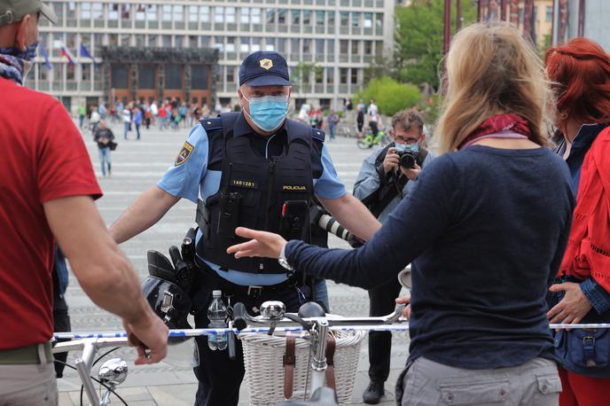 Protest Ljubljana | Če bodo policisti v nadaljevanju postopka ugotovili, da so izpolnjeni elementi tega kaznivega dejanja ali kakšnega drugega kaznivega dejanja, se bodo "o pregonu posvetovali oz. uskladili s pristojnim tožilstvom". | Foto STA