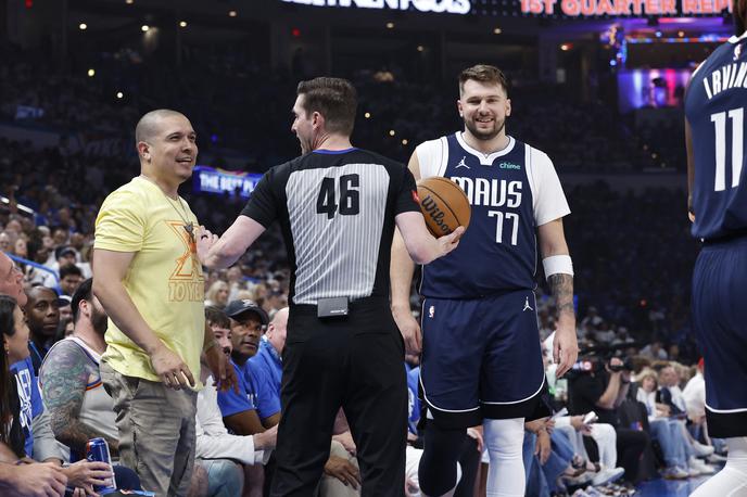 Luka Dončić Oklahoma City Dallas | Luka Dončić se je nasmejal ob zviti potezi gledalca, ki je preprečil hitro akcijo Dallasa in jih nato slišal še od sodnika. | Foto Reuters