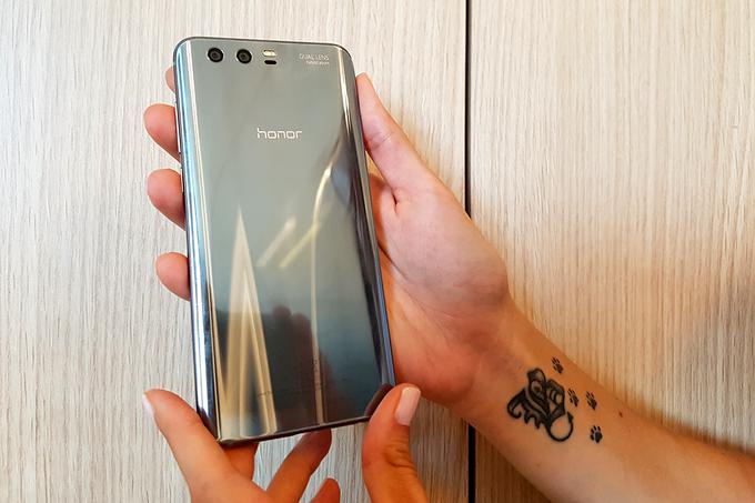 Kar 15 tenkih plasti stekla, ki sestavljajo hrbtno stran pametnega telefona Honor 9, ustvarjajo svetlobne učinke, ki jih do zdaj na pametnih telefonih do zdaj nismo videli (in so še lepši, kot ta fotografija prikazuje). | Foto: Srdjan Cvjetović