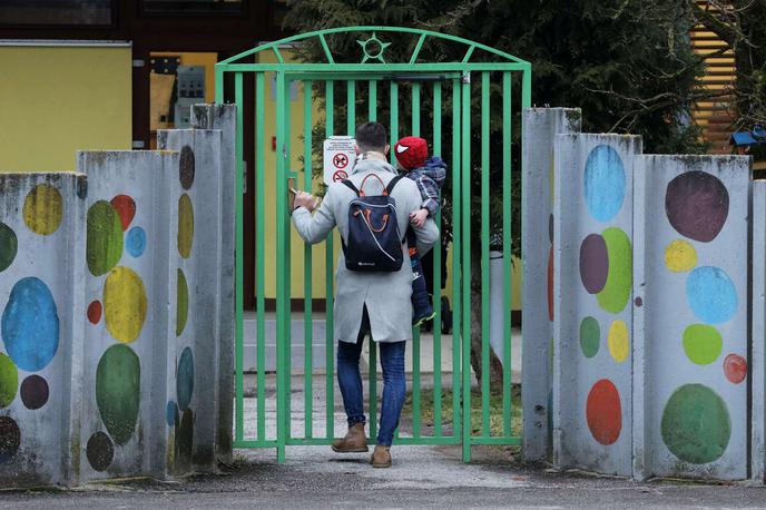 koronavirus šola šole vrtec otroci covid-19 | "Vse to pa z namenom, da šole in vrtci ostajajo odprti, kar je naš glavni cilj," je po današnjem sestanku delovne skupine za področje vzgoje in izobraževanja pojasnila ena od članic skupine Počkarjeva.  | Foto STA