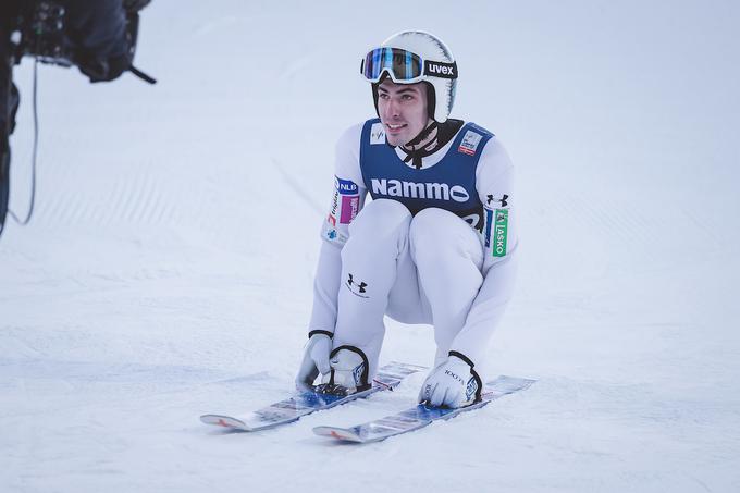 Timi Zajc se je po skoku, ki ga je moral krajšati, komaj obdržal na nogah in zasedel tretje mesto. V seštevku turneje je napredoval na četrto mesto. | Foto: Sportida