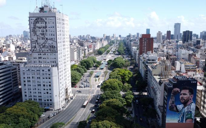 Pogled na Buenos Aires in mural Lionela Messija | Foto: Reuters