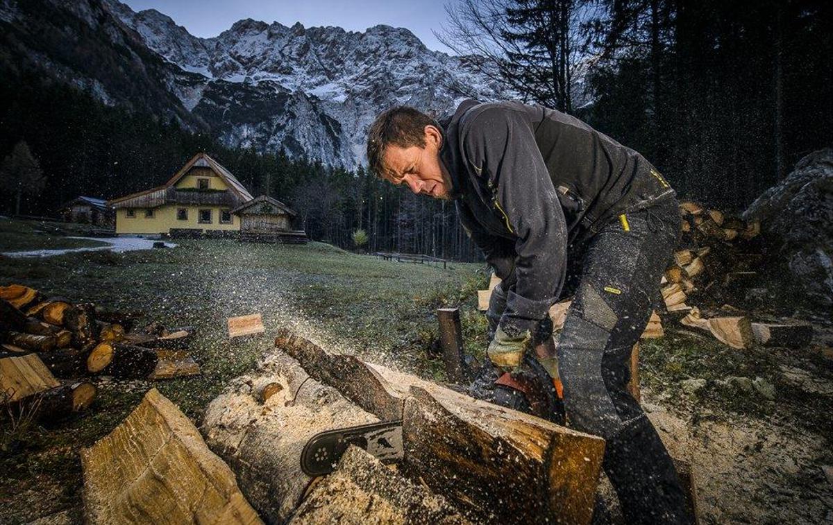 Davo karničar | Ko smo leta 2013 z Davom Karničarjem opravili daljši intervju, ga je fotograf fotografiral med žaganjem. Včeraj je bilo prav podiranje drevesa na Jezerskem zanj usodno. Umrl je sam, njegovo telo so našli svojci.