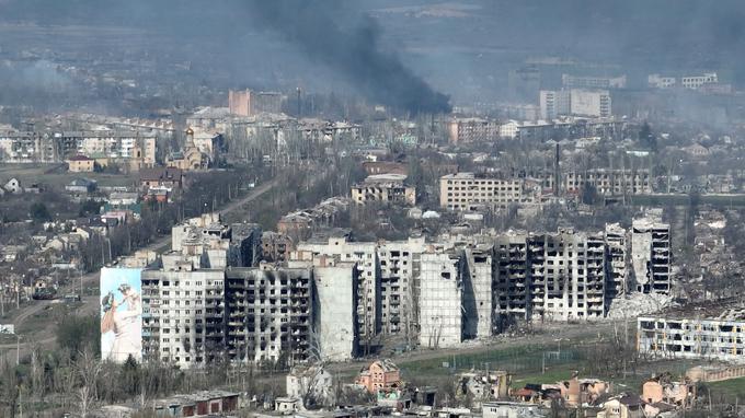 Ukrajinsko mesto, kjer je pred vojno živelo približno 70.000 ljudi, je po večmesečnih srditih bojih med ruskimi in ukrajinskimi silami ostalo praktično brez civilnega prebivalstva. Obe strani sta v boj za mesto vložili veliko moči, čeprav po mnenju analitikov nima velike strateške vrednosti. | Foto: Reuters