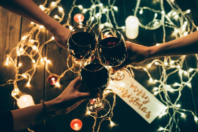 Navezanost, alkohol, izzivalna oblačila, sproščenost decembra in težave doma so sestavine, ki ustvarijo dobre pogoje za nastanek afere.  | Foto: Thinkstock