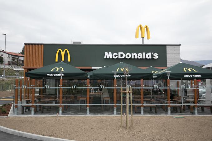 McDonald's v Sloveniji letos praznuje že 25-letnico. Skladno z gospodarsko rastjo svoje napore usmerjajo v odpiranje novih restavracij, kar posledično vodi do novih delovnih mest. V celotnem obdobju obstoja so bile spremembe v Sloveniji zelo intenzivne. Z intenzivno rastjo so se uspešno spopadli in danes imajo v Sloveniji kar 20 restavracij in okoli 1.000 zaposlenih.  | Foto: 