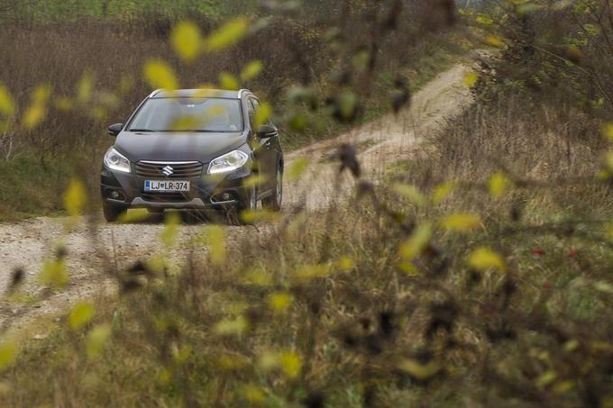 S-cross je samo športni terenec, vendar se zlahka zapelje po kolovozih ali pa po kakšni sumljivi površini na tistih petih dovoljenih metrih ob cesti. Tudi v blatno vlako (kamor se ne sme) smo se z razlogom umaknili tovornjaku s hlodi na ozki gozdni cesti. Samo z gumbom auto se nismo izvlekli, z mud/snow in lock pa za šalo. | Foto: 