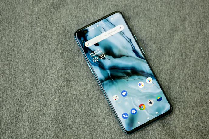 pametni telefon OnePlus Nord | S telefonom OnePlus Nord je kitajsko podjetje OnePlus prekinilo večletno obdobje, v katerem so na trg pošiljali izključno premijske naprave. | Foto Ana Kovač