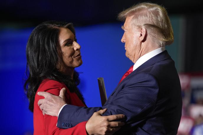 Donald Trump in Tulsi Gabbard | Donald Trump je za direktorico obveščevalnih služb (DNI) imenoval Tulsi Gabbard. Na tem položaju, če bo potrjena v senatu, bo načelovala ameriški obveščevalni skupnosti (IC), ki jo sestavlja 18 ameriških obveščevalnih služb.  | Foto Guliverimage