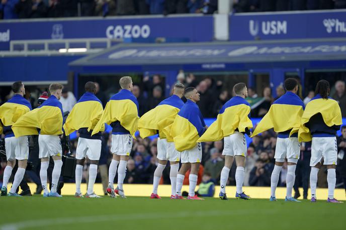 Everton, podpora Ukrajini | Manchester City je gostoval pri Evertonu, takole so se nogometaši slednjega pred tekmo poklonili Ukrajini. | Foto Guliverimage