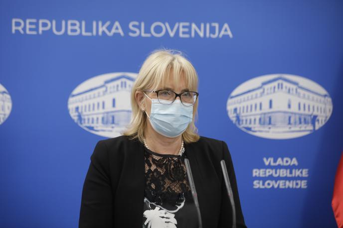 Ada Hočevar Grom | "V Sloveniji se bomo v prihodnosti srečali z dolgoročnimi posledicami pandemije tudi zaradi vpliva na slabši življenjski slog. Pričakujemo lahko porast kroničnih nenalezljivih bolezni in naraščanje družbenih neenakosti," je na novinarski konferenci dejala Ana Hočevar Grom z NIJZ. | Foto STA