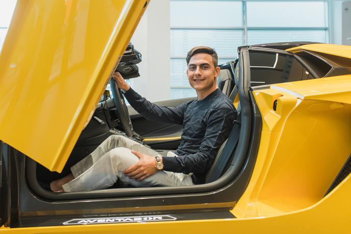 Lamborghini aventador Dybala | Njegov prvi avtomobil je bil seat leon, danes sedi v lamborghiniju aventadorju S roadsterju. | Foto Lamborghini