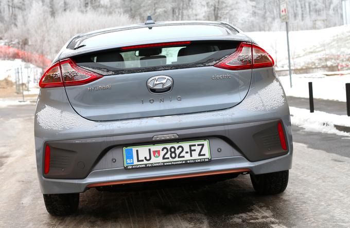 Hyundai ioniq je oblikovan v skladu z zakoni aerodinamike, vseeno pa je skladen in manj futurističen kot konkurenčni toyota prius. | Foto: Gregor Pavšič