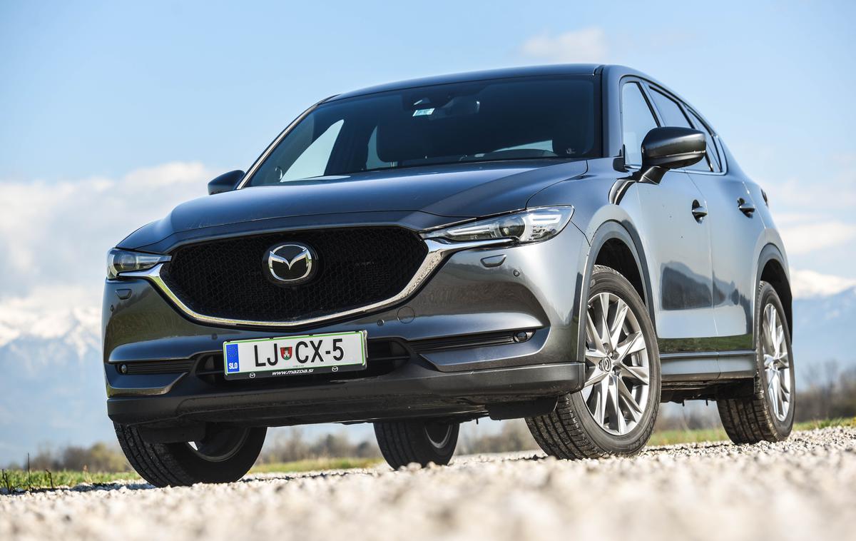 Mazda CX-5 | Po petih letih je druga generacija mazde CX-5 še vedno atraktivna in tehnološko napredna, na primer z matričnimi žarometi. | Foto Gašper Pirman