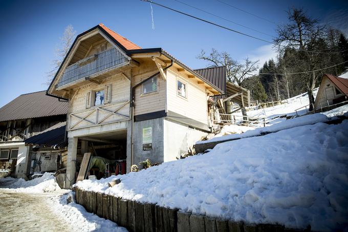 V tej hiši je otroška delavnica s kopalnico, na vrhu pa veliko skupno ležišče, ki je povezano s senikom na levi, saj otroci lahko prespijo tudi na seniku. | Foto: Ana Kovač