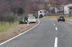 Nepravilno prehitevanje v Brdih. Motorist obležal na bankini.