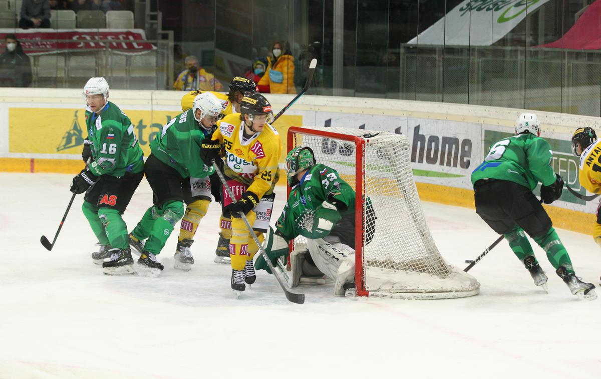 Vienna Capitals HK Olimpija | Hokejisti Olimpije so na zadnji tekmi rednega dela z 0:4 izgubili na Dunaju. Zmaji so zasedli šesto mesto rednega dela in si že zagotovili četrtfinale. Tega bodo začeli čez dober teden. | Foto Leo Vymlatil